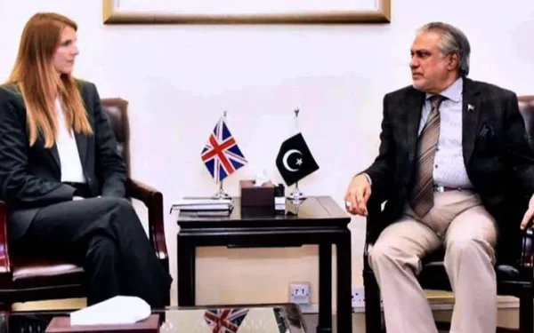 نائب وزیراعظم اسحاق ڈار سے برطانوی ہائی کمشنر کی ملاقات، دوطرفہ تعلقات پر تبادلہ خیال