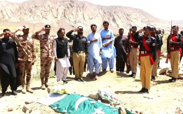بلوچستان زیارت شہدا کے لواحقین سے ایف سی کمانڈرز کی ملاقات (تصویر 1)