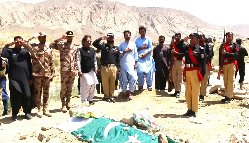 بلوچستان زیارت شہدا کے لواحقین سے ایف سی کمانڈرز کی ملاقات (تصویر 1)