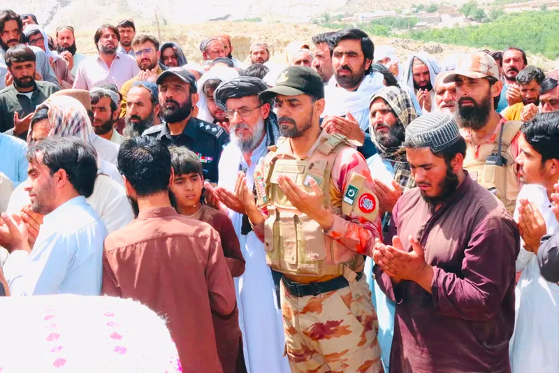 بلوچستان زیارت شہدا کے لواحقین سے ایف سی کمانڈرز کی ملاقات (تصویر 2)