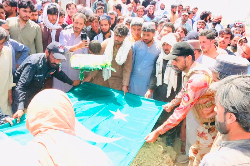 بلوچستان زیارت شہدا کے لواحقین سے ایف سی کمانڈرز کی ملاقات (تصویر 4)