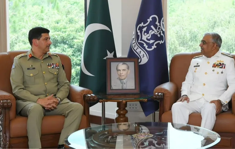 نیشنل اسٹریٹجک کمانڈ کے کمانڈر کی نیول اور ایئر چیفس سے ملاقات (تصویر 1)