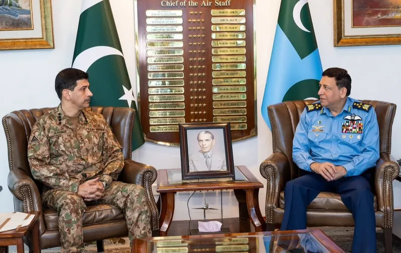 نیشنل اسٹریٹجک کمانڈ کے کمانڈر کی نیول اور ایئر چیفس سے ملاقات (تصویر 2)