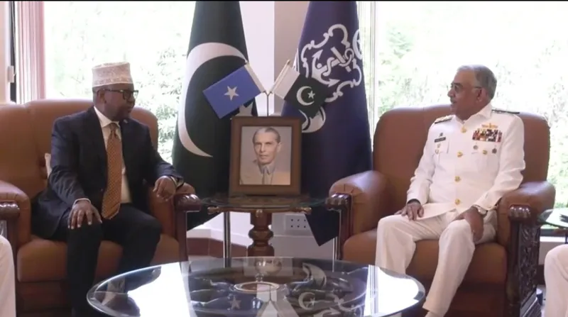 صومالیہ کے وزیر دفاع کی پاک بحریہ اور پاک فضائیہ کے سربراہان سے ملاقات، دفاعی تعاون مزید مضبوط بنانے پر اتفاق (تصویر 1)