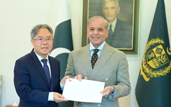 وزیراعظم شہباز شریف سے چینی سفیر کی ملاقات، صدر شی جن پنگ کا خط پہنچایا (تصویر 1)