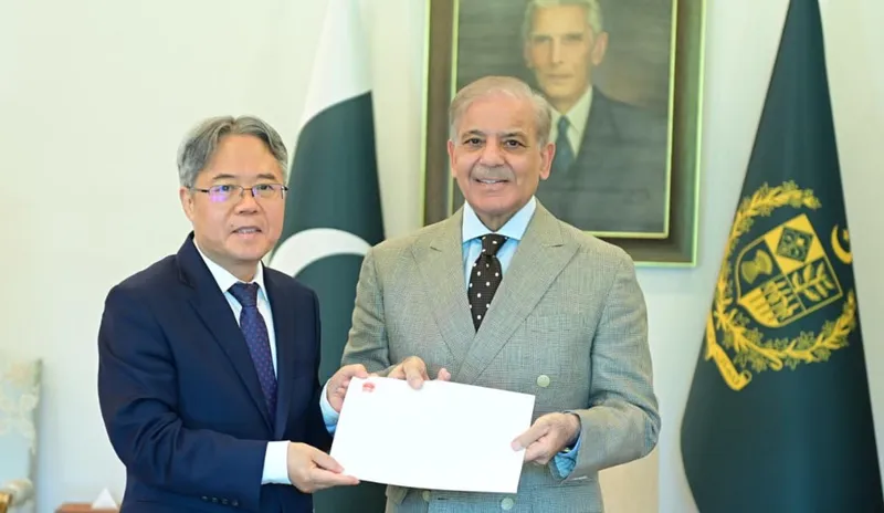 وزیراعظم شہباز شریف سے چینی سفیر کی ملاقات، صدر شی جن پنگ کا خط پہنچایا (تصویر 1)