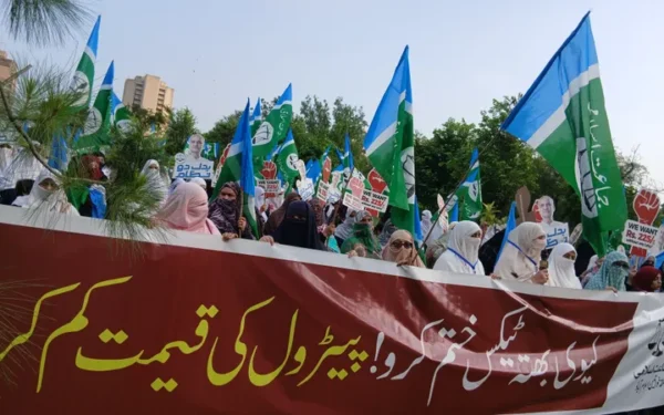 اسلام آباد: جماعت اسلامی شعبہ خواتین کا مہنگائی، پٹرولیم لیوی اور لوڈشیڈنگ کے خلاف احتجاج (تصویر 1)