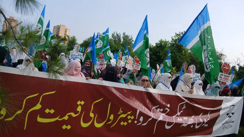 اسلام آباد: جماعت اسلامی شعبہ خواتین کا مہنگائی، پٹرولیم لیوی اور لوڈشیڈنگ کے خلاف احتجاج (تصویر 1)