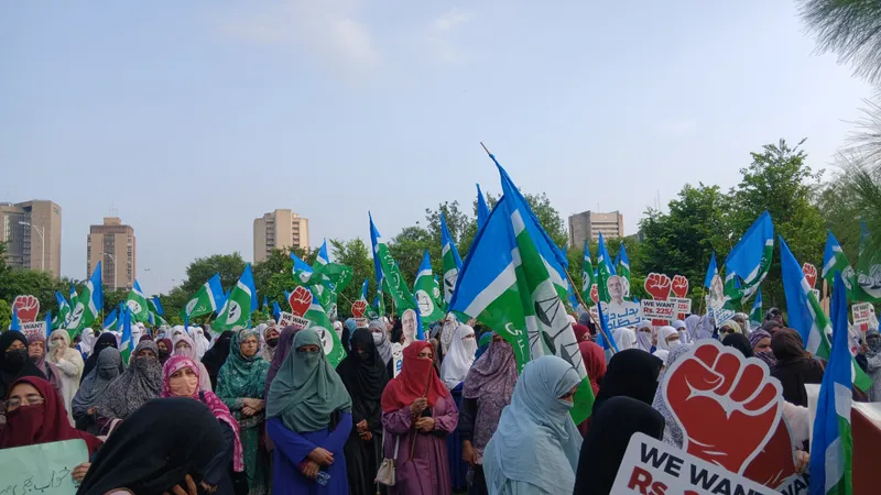 اسلام آباد: جماعت اسلامی شعبہ خواتین کا مہنگائی، پٹرولیم لیوی اور لوڈشیڈنگ کے خلاف احتجاج (تصویر 2)