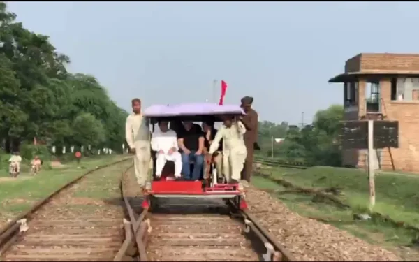 وفاقی وزیر ریلوے محمد حنیف عباسی کا مسن کالر پل کا دورہ (تصویر 1)