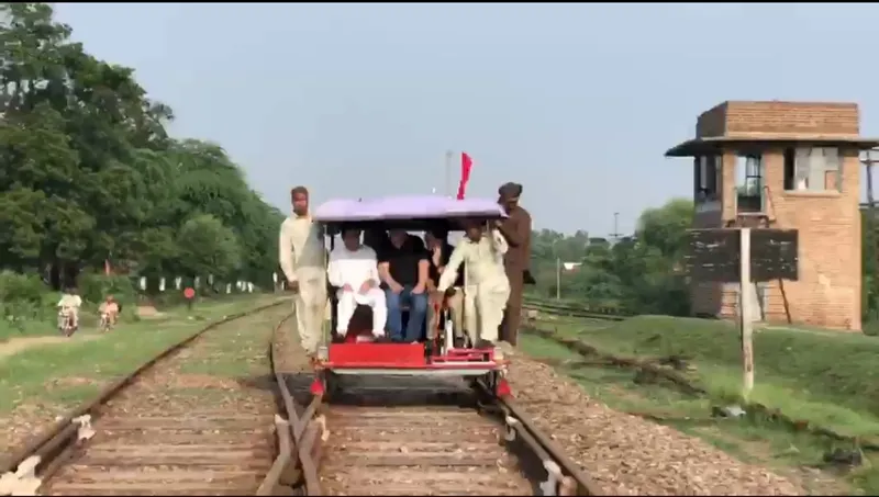 وفاقی وزیر ریلوے محمد حنیف عباسی کا مسن کالر پل کا دورہ (تصویر 1)