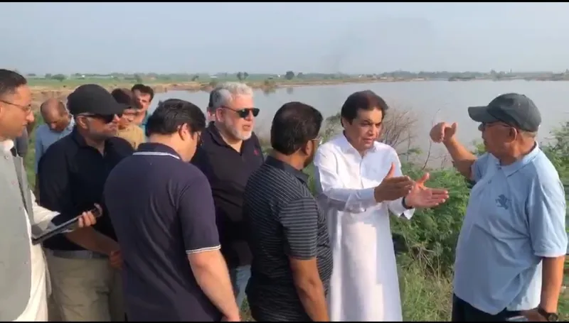 وفاقی وزیر ریلوے محمد حنیف عباسی کا مسن کالر پل کا دورہ (تصویر 2)