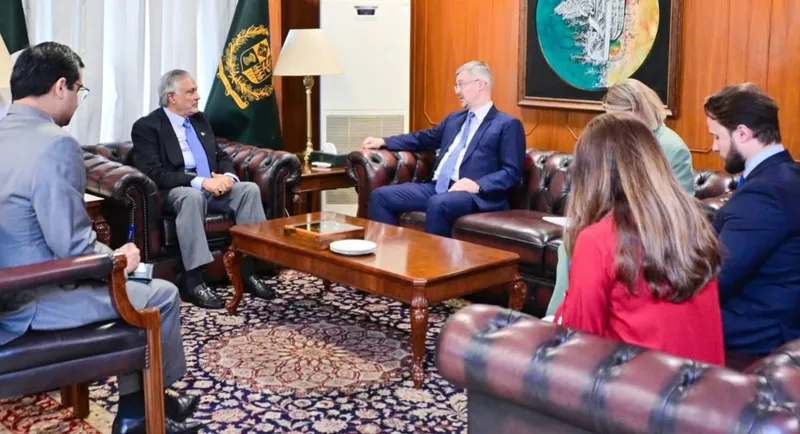 نائب وزیراعظم اسحاق ڈار کی روس کے سفیر البرٹ خوروف سے ملاقات (تصویر 1)