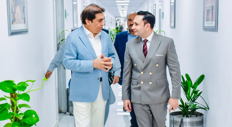 وزیر ریلوے حنیف عباسی اور سردار یاسر الیاس کی ملاقات (تصویر 1)