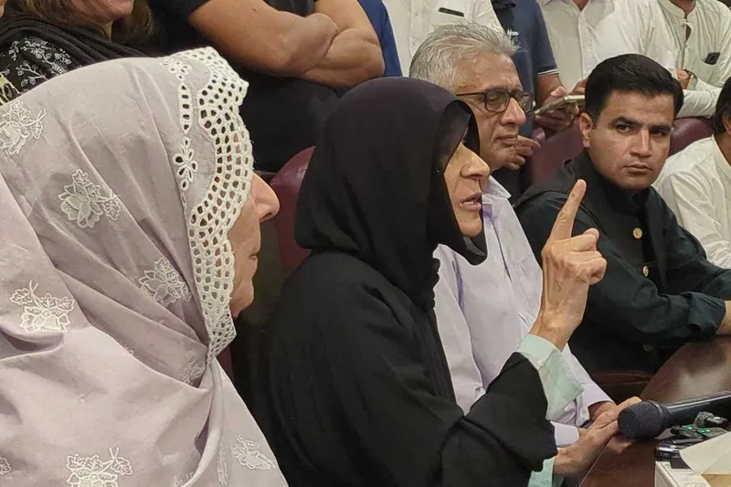 عمران خان کا قیدِ تنہائی اور مبینہ ٹارچر کا دعویٰ، ڈاکٹر عظمیٰ کی پریس کانفرنس، ملاقات و علاج تفصیلات بتا دیں (تصویر 2)