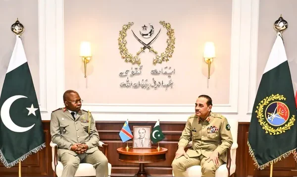 ڈی آر کانگو کے چیف آف ڈیفنس کی فیلڈ مارشل عاصم منیر سے ملاقات، دفاعی تعاون کے فروغ پر اتفاق (تصویر 1)