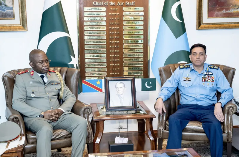 ڈی آر کانگو کے چیف آف ڈیفنس کی فیلڈ مارشل عاصم منیر سے ملاقات، دفاعی تعاون کے فروغ پر اتفاق (تصویر 2)