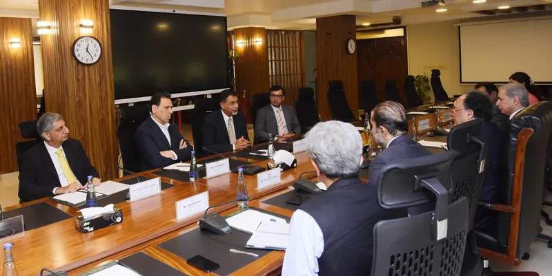 وزیرخزانہ محمداورنگزیب سے سعودی آسیاد گروپ کے وفد کی ملاقات، سرمایہ کاری میں دلچسپی (تصویر 2)