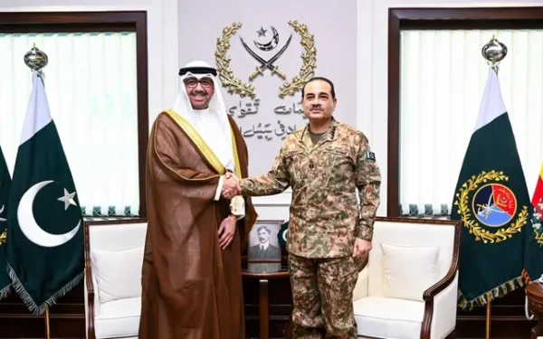 کویتی وزیر دفاع کی اعلیٰ سطحی وفد کے ہمراہ جی ایچ کیو آمد، فیلڈ مارشل عاصم منیر سے ملاقات