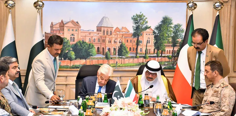 کویتی وزیر دفاع کی خواجہ آصف سے ملاقات، پاکستان اور کویت کے درمیان دفاعی تعاون کا پروٹوکول معاہدہ 2026 طے (تصویر 2)