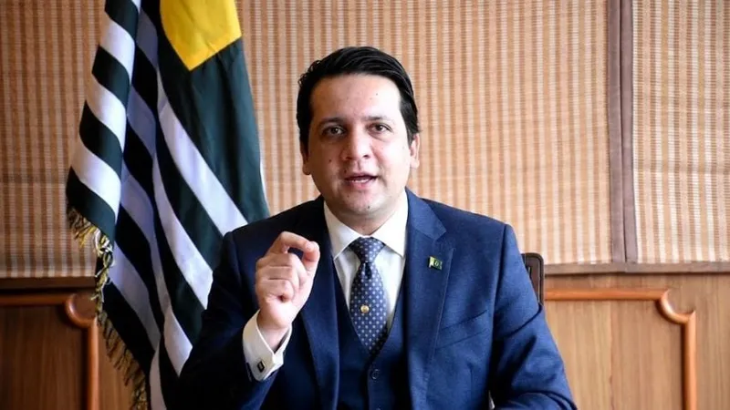 بیرسٹر افتخار گیلانی آزاد کشمیر کے 17ویں وزیراعظم منتخب، 30 ووٹ حاصل کرلئے