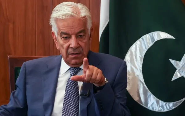 خواجہ آصف کا بیوروکریسی پر ایک بار پھر وار، احتساب سے محفوظ اور ناقابلِ گرفت، مسائل کے ذمہ دار قرار دے دیا