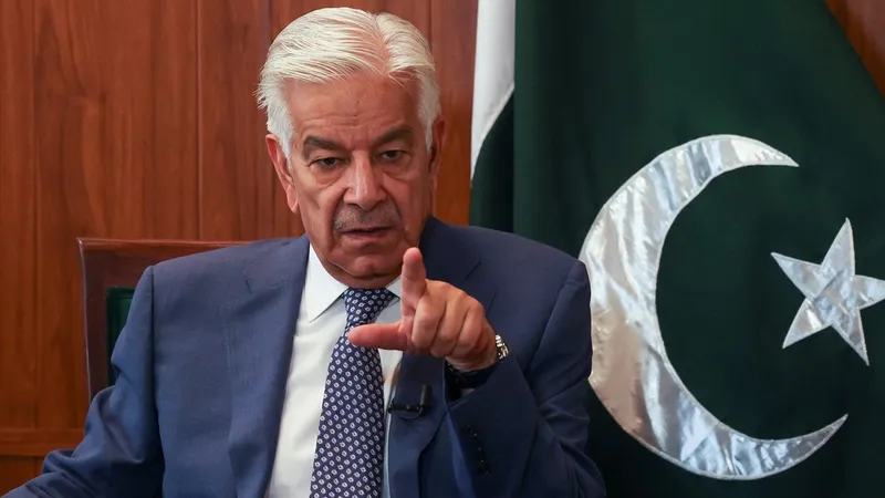 خواجہ آصف کا بیوروکریسی پر ایک بار پھر وار، احتساب سے محفوظ اور ناقابلِ گرفت، مسائل کے ذمہ دار قرار دے دیا