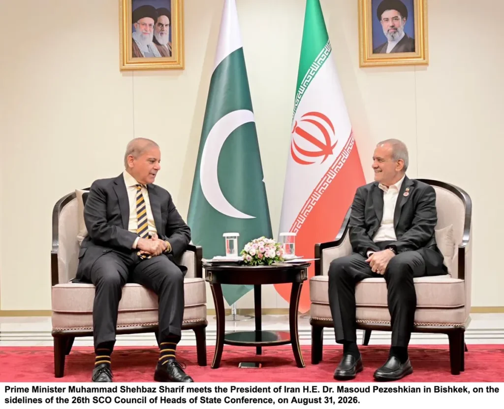 وزیراعظم شہباز شریف کی ایران کے صدر ڈاکٹر مسعود پزشکیان سے ملاقات، قریبی اور دیرینہ تعلقات کا اعادہ (تصویر 1)