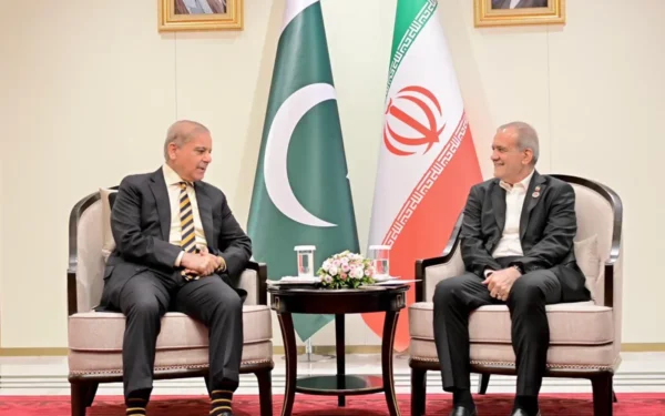 وزیراعظم شہباز شریف کی ایران کے صدر ڈاکٹر مسعود پزشکیان سے ملاقات، قریبی اور دیرینہ تعلقات کا اعادہ (تصویر 1)