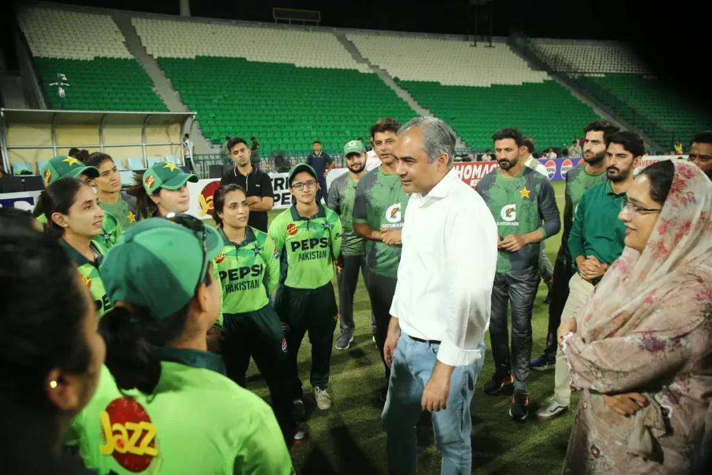 چیئرمین پی سی بی محسن نقوی کی قومی ویمن کرکٹ ٹیم سے ملاقات، کھلاڑیوں کا حوصلہ بڑھایا (تصویر 1)