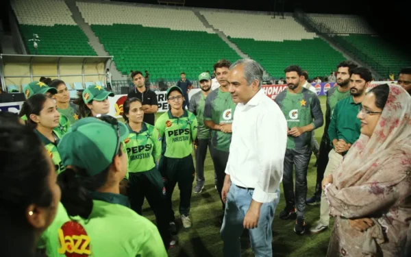 چیئرمین پی سی بی محسن نقوی کی قومی ویمن کرکٹ ٹیم سے ملاقات، کھلاڑیوں کا حوصلہ بڑھایا (تصویر 1)
