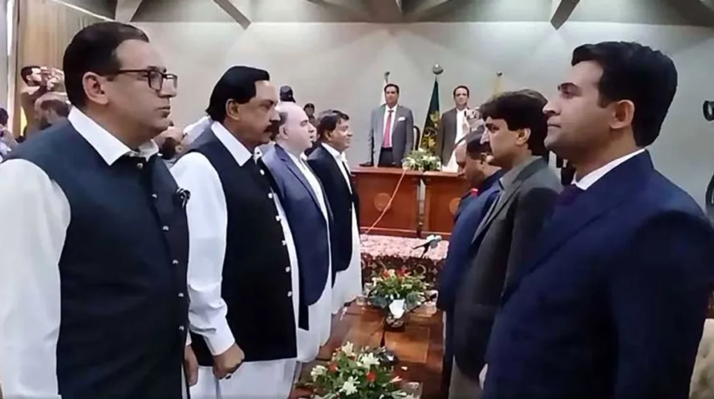 آزاد کشمیر کی نئی 8 رکنی کابینہ نے حلف اٹھا لیا، حکومت سازی کا اہم مرحلہ مکمل