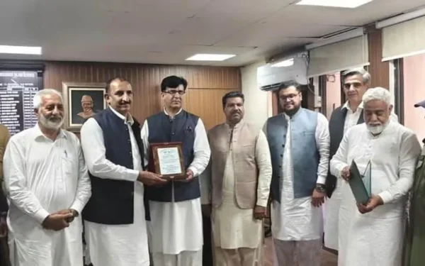 گوجرانوالہ: اسسٹنٹ کمشنر ناصر اقبال کو بہترین کارکردگی پر ایوارڈ سے نواز دیا گیا