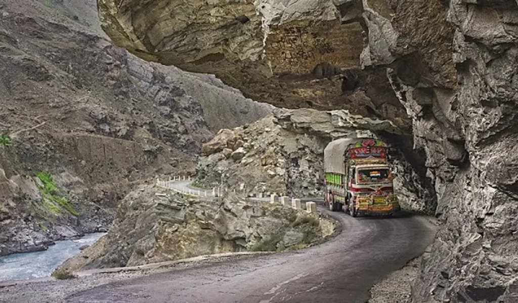 وزیراعظم کے سیاحتی اقدام کے تحت گلگت بلتستان کی 464 کلومیٹر طویل سات سڑکیں وفاق کے حوالے کرنے کے لیے منتخب (تصویر 1)