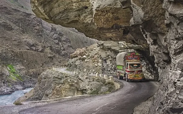 وزیراعظم کے سیاحتی اقدام کے تحت گلگت بلتستان کی 464 کلومیٹر طویل سات سڑکیں وفاق کے حوالے کرنے کے لیے منتخب (تصویر 1)