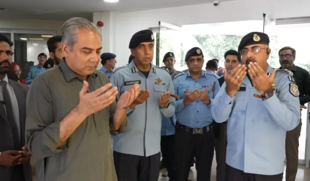 وفاقی وزیر داخلہ نے اسلام آباد پولیس کے جدید کمانڈ، کنٹرول، کمیونیکیشن اینڈ کوآرڈینیشن سینٹر کا افتتاح کر دیا (تصویر 1)
