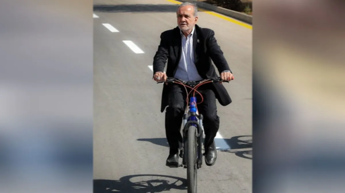 پٹرول مہنگا ہونے پر ایرانی صدر کا سرکاری اداروں کو ہفتے میں ایک دن ’کار فری ڈے‘ منانے کا حکم، سائیکل چلاتے تصاویر بھی وائرل (تصویر 2)