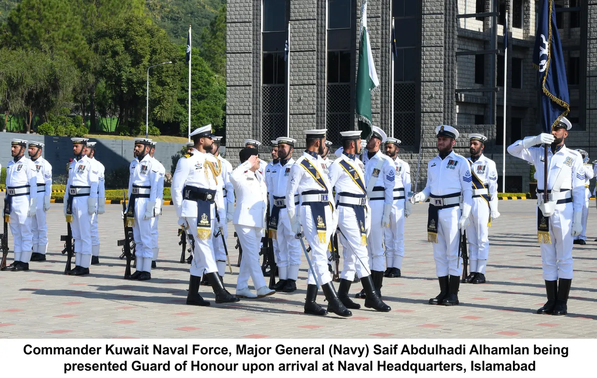 کمانڈر کویت نیول فورس میجر جنرل سیف عبد الہادی الحملان چیف آف نیول اسٹاف ایڈمرل نوید اشرف سے ملاقات کر رہے ہیں۔ (تصویر 3)