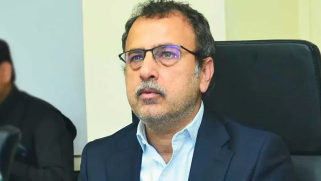 وفاقی وزیر سردار اویس احمد خان لغاری ڈی جی خان ایئرپورٹ کی اپ گریڈیشن کے منصوبے کا معائنہ کر رہے ہیں۔