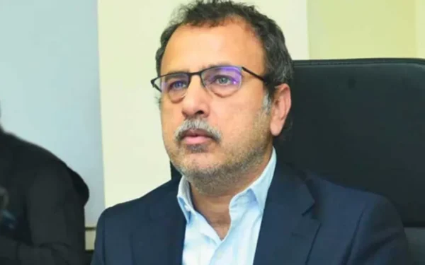 وفاقی وزیر سردار اویس احمد خان لغاری ڈی جی خان ایئرپورٹ کی اپ گریڈیشن کے منصوبے کا معائنہ کر رہے ہیں۔