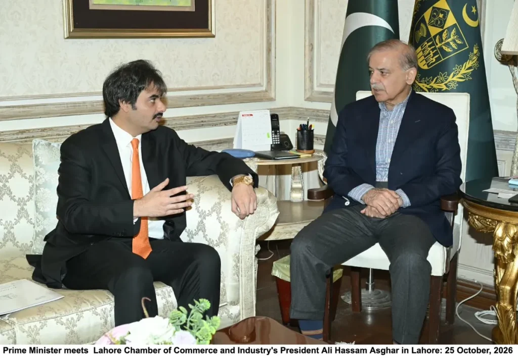 وزیراعظم شہباز شریف لاہور چیمبر کے صدر علی حسام اصغر کے ساتھ اہم معاشی امور پر بات چیت کر رہے ہیں۔