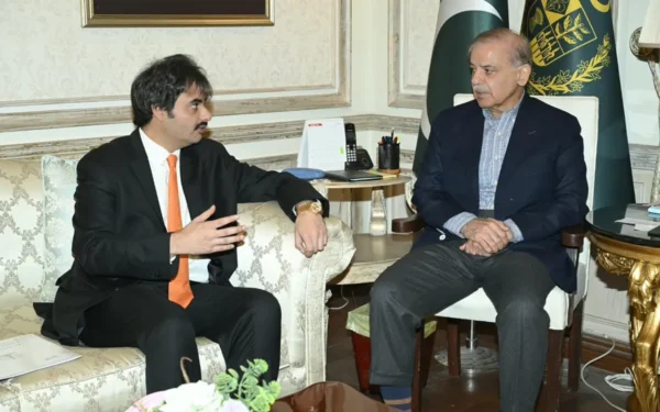 وزیراعظم شہباز شریف لاہور چیمبر کے صدر علی حسام اصغر کے ساتھ اہم معاشی امور پر بات چیت کر رہے ہیں۔