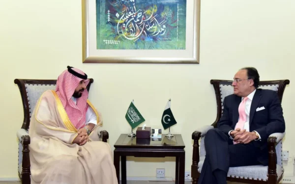 وفاقی وزیرِ خزانہ سینیٹر محمد اورنگزیب اور سعودی سفیر ڈاکٹر راجح تامی البقمی اسلام آباد میں ملاقات کر رہے ہیں۔ (تصویر 1)