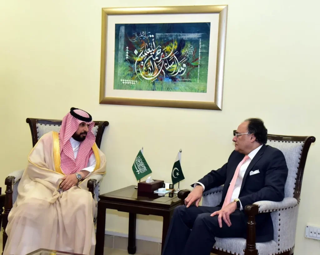 وفاقی وزیر خزانہ محمد اورنگزیب سعودی سفیر ڈاکٹر راجہ تامی البغمی کے ساتھ اقتصادی تعاون پر بات چیت کر رہے ہیں۔ (تصویر 1)