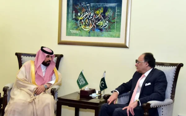 وفاقی وزیر خزانہ محمد اورنگزیب سعودی سفیر ڈاکٹر راجہ تامی البغمی کے ساتھ اقتصادی تعاون پر بات چیت کر رہے ہیں۔ (تصویر 1)