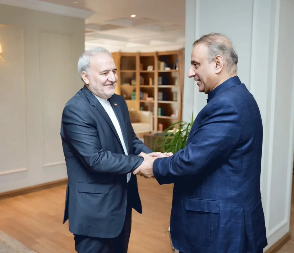 وفاقی وزیر مواصلات عبدالعلیم خان ایرانی سفیر ڈاکٹر رضا امیری مقدم کے ساتھ باہمی امور پر گفتگو کر رہے ہیں۔ (تصویر 1)