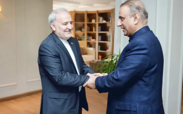 وفاقی وزیر مواصلات عبدالعلیم خان ایرانی سفیر ڈاکٹر رضا امیری مقدم کے ساتھ باہمی امور پر گفتگو کر رہے ہیں۔ (تصویر 1)
