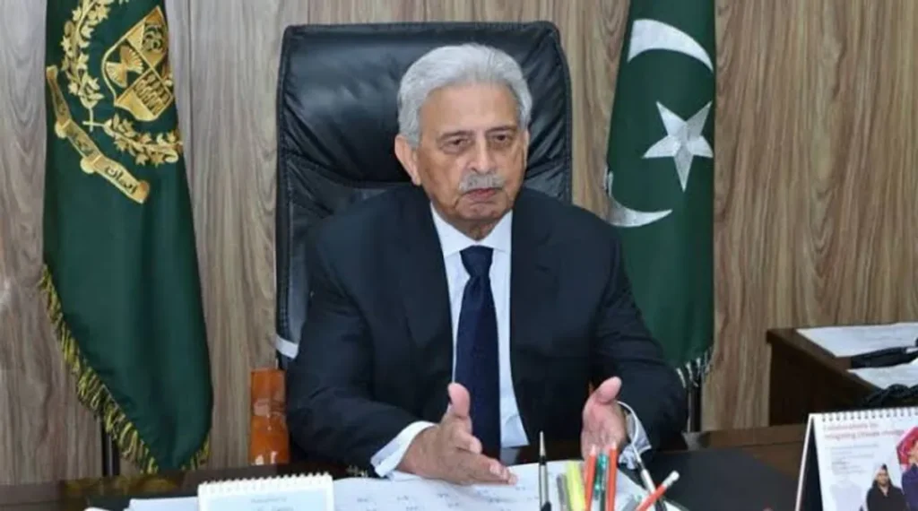 وفاقی وزیر رانا تنویر حسین کپاس کی پیداوار میں اضافہ کرنے کے حوالے سے اجلاس کی صدارت کر رہے ہیں۔
