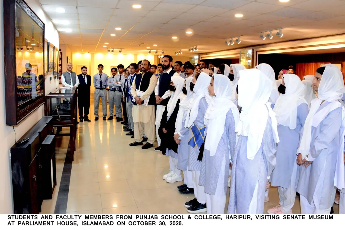 پنجاب اسکول اینڈ کالج ہری پور کے طلباء پارلیمنٹ ہاؤس کے دورے کے موقع پر گروپ فوٹو میں موجود ہیں۔ (تصویر 2)