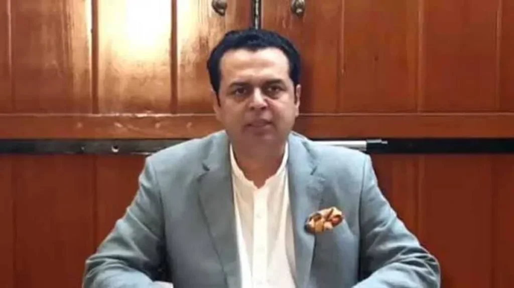 وزیر مملکت برائے داخلہ طلال چوہدری پریس کانفرنس سے خطاب کر رہے ہیں